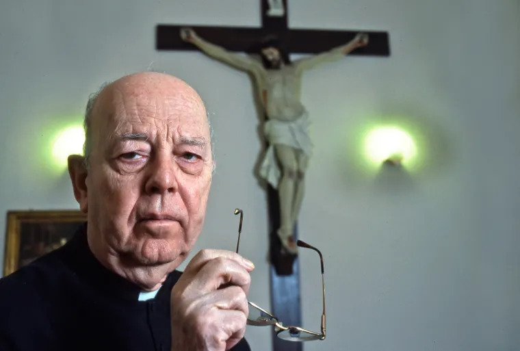 h_3.01304723 Prêtre exorciste Gabriel Amorth, assis devant un crucifix. Crédit : Tania Constrasto<br />